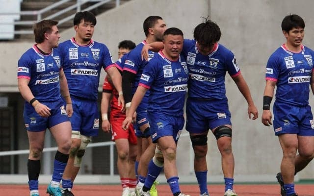 好ゲーム必至のライバル対決はまたも劇的決着。地元愛で帰ってきた男が執念の決勝トライ