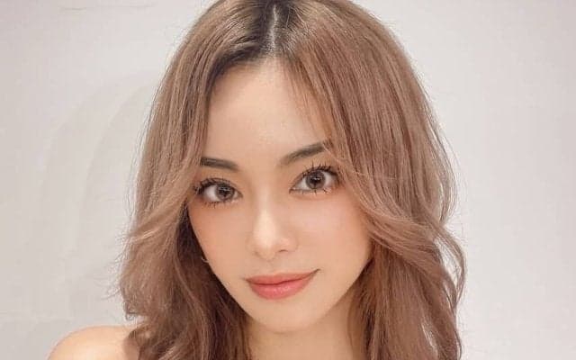 ｢ノーメイクがパーペキ｣噂の美人すぎるW杯サポーター、来日中の世界的バンド名曲を全力ドラム演奏｢最高にかっちょえぇぇ｣｢レアルシャツも！｣