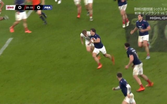 なぜそこにいる？それはパス？ミス？そして完璧キックパス 大混乱から生まれた“ドタバタトライ”に観客どよめき