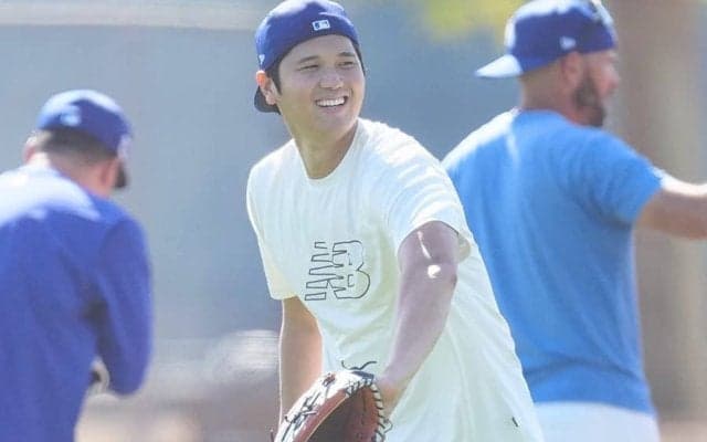 大谷翔平、ド軍2年目のキャンプイン　グータッチで球団施設へ、2年ぶり二刀流へ始動