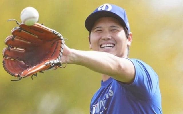 大谷→由伸→朗希　“侍トリオ”はキャンプ地クラブハウスで横並びに、早速談笑も