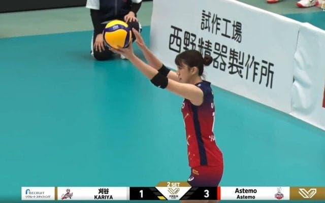 女子バレー、驚きの魔球サーブ “鋭すぎる”変化でレシーバーの動きが…アリーナ興奮