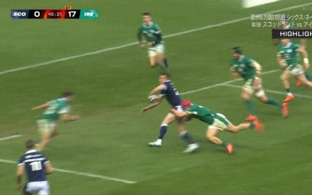 センスがなくては投げられない プレッシャーを受けた選手が左手で絶妙バックトスパス 地元ファンも大絶賛の美技