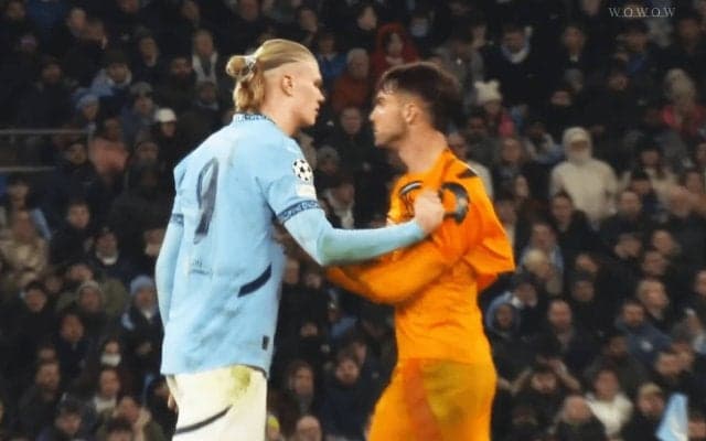 怪物ハーランドに喧嘩腰！“ちょっかい”から一触即発の激昂…引っ張り合いバトルの新人DFに驚愕の声「度胸がすげぇ」「熱いな」