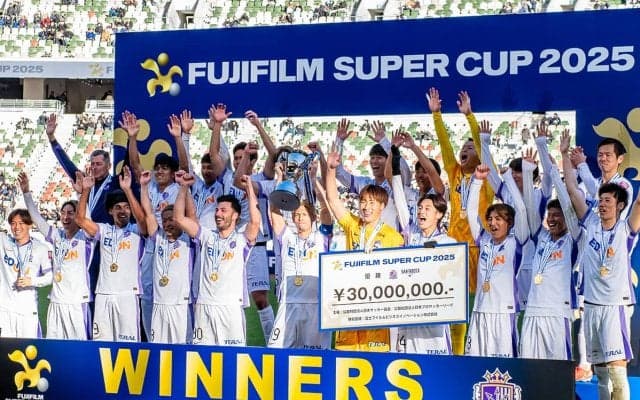 J1全順位を識者５人が予想！　断然の支持を集めたのは、神戸か、広島か、それとも...