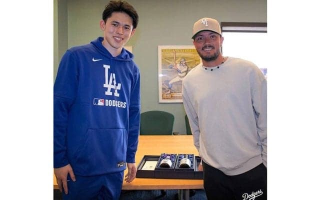 佐々木朗希、背番号のお返しに日本酒贈呈「ありがとう」　「11」譲ったロハス「感謝するよ」