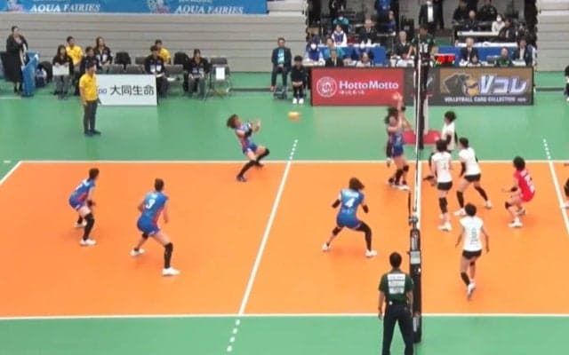 女子バレー、弾丸スパイクが“あわや”顔面直撃 あまりの威力に“腰砕け” さすがにあれは取れない…場内騒然
