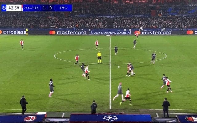 なぜ早期交代…？ 上田綺世、“強靭ポストプレー”でミラン巨漢DFに競り勝つ「全部が上手い」「攻撃の起点に」風間八宏も絶賛