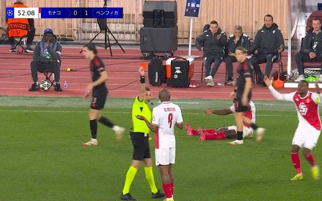 ボール触ってないのに！？ 南野拓実の同僚、“まさかの退場劇”で騒然…中継が捉えた「不必要すぎる」動きにファン呆然