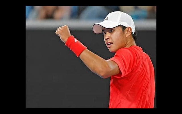 19歳 ストレート勝ちで初戦突破