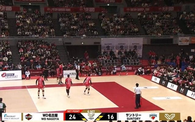 男子バレー、あり得ない片手レシーブ！ 「返せるか？返ってきた！」あわや看板激突の懸命プレーに実況興奮