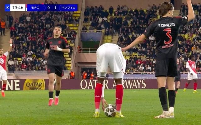 何が起きた？ CLで珍事…選手が突如ボールを手に→主審のホイッスルで試合中断 “激しいタックル”でまさかのハプニング