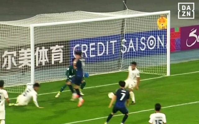 「完璧な動きだ」U-20日本代表エースの“圧巻ダイレクトショット弾”にファン大興奮！ 佐藤龍之介に「うまい！」「有言実行」など称賛の声