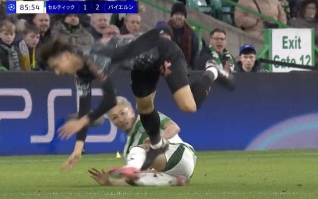 エグすぎる… 前田大然、爆速“危険タックル”で伊藤洋輝を吹っ飛ばす！「容赦ない」「バチバチだな」 世界最高峰の舞台での“激烈マッチアップ”にファン大興奮