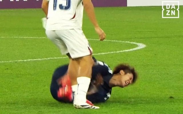 「何するんだ！」日本代表10番が“足首グニャリ”の悪質な踏みつけ被害…ファン激怒「ガッツリすぎやろ」「怪我させんなよ」大関友翔を襲った戦慄の瞬間【U20アジアカップ】