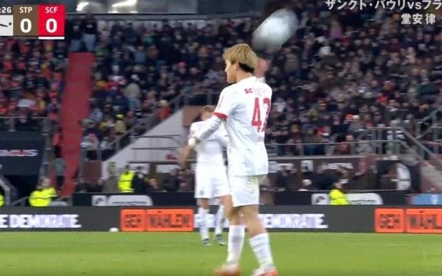 ヤバすぎる… 堂安律、ファウルに激昂→ボールをぶん投げる！ 不可解すぎる“謎ジャッジ”にファン大荒れ「ふざけるなよ！」「は？お前だろ！」