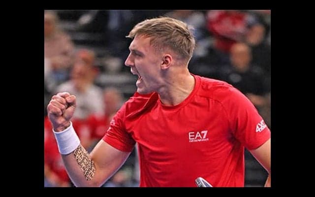  メドに完勝、ツアー初V王手 