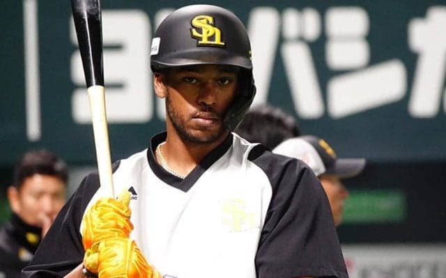 日本人美女へプロポーズ成功も…去就未定の元助っ人　“記念日投稿”にファン「またNPBで」