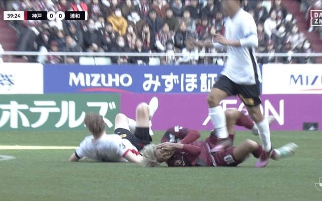 波紋！ 大迫勇也が“顔面に肘”で悶絶…ホイブラーテンと激しい肉弾戦「カードでしょ」「正当にボールに行ってる」ファンの意見が割れた瞬間