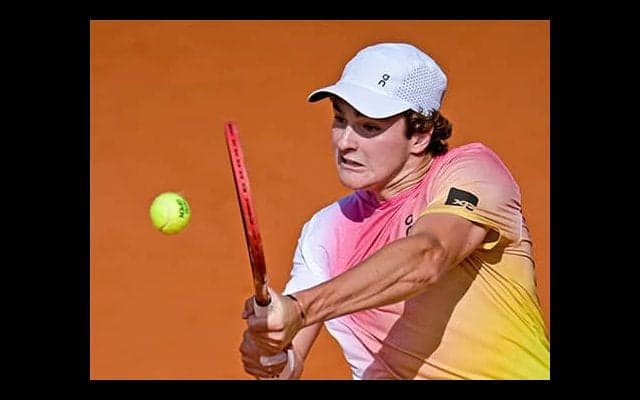  18歳 熱戦制しツアー初V王手 