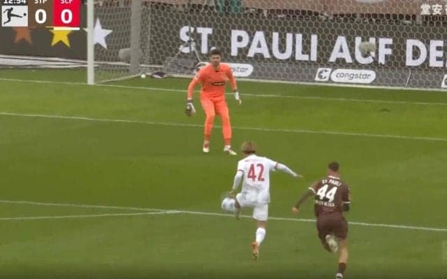 うめえええ！ 堂安律、最終ラインからロングボール→“神トラップ”炸裂… 決定機を迎えた“超絶テクニック”にファン驚愕「完璧すぎ」