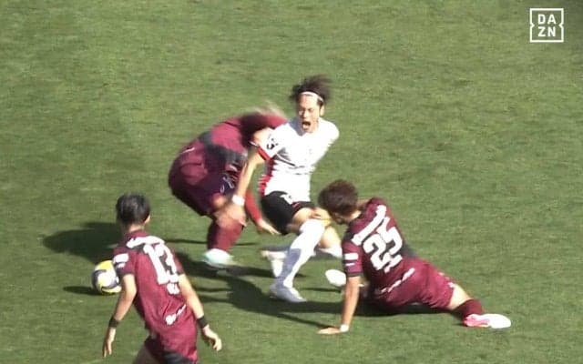 「荒すぎやろ！」大迫勇也が渡邊凌磨の足を踏みつけ…「危険じゃない？」「カード出してよ」「今のはあかん」ファン騒然