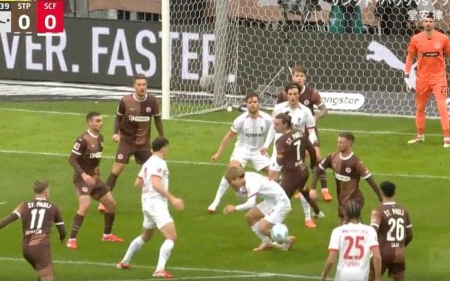 何が起きた！？ 堂安律、“強烈エルボーが顔面に直撃→悶絶転倒　PK獲得もまさかの展開に…「譲れよ！」「蹴ってくれ」