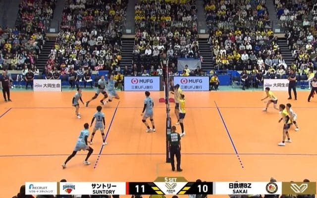 男子バレーで衝撃のトリックプレー ブロック2人と観客がまんまと騙された… アリーナ騒然