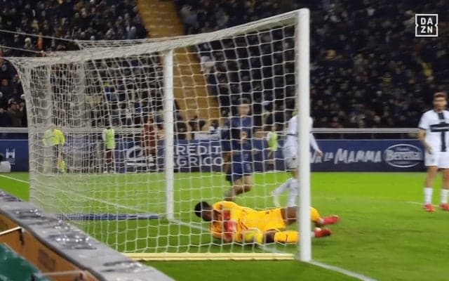 「人間をやめたんか！」鈴木彩艶の“１ミリ神セーブ”が話題沸騰「信じられない」「凄すぎる」２連続ミラクルに絶賛の嵐