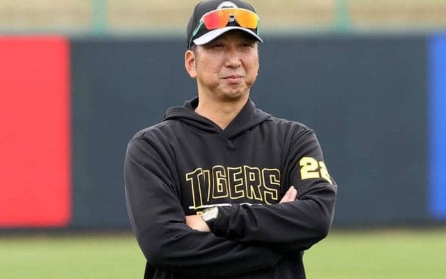 阪神キャンプに超大物俳優「OBにしか見えない」　“違和感ゼロ”の姿「オーラあり過ぎ」