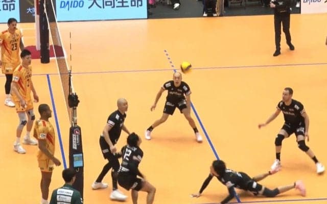 反応速度えぐっ…男子バレーで“神がかり的”な連係プレーが炸裂 「神レシーブ→ダイレクトスパイク」衝撃の光景にアリーナ騒然