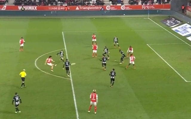 きたあああ！ 中村敬斗、絶妙ターンから“必殺カットイン”→強烈ミドルシュート炸裂「惜しい！」 不振のチームに喝を入れる一撃「1発決まれば…」