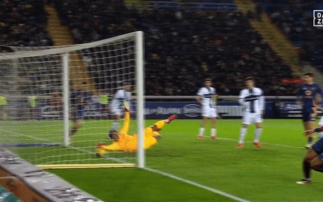 「人生であんなセーブは見たことがない…」鈴木彩艶の“衝撃の反射神経”にローマDFが驚愕！ ライン上ギリギリでかきだした奇跡の瞬間