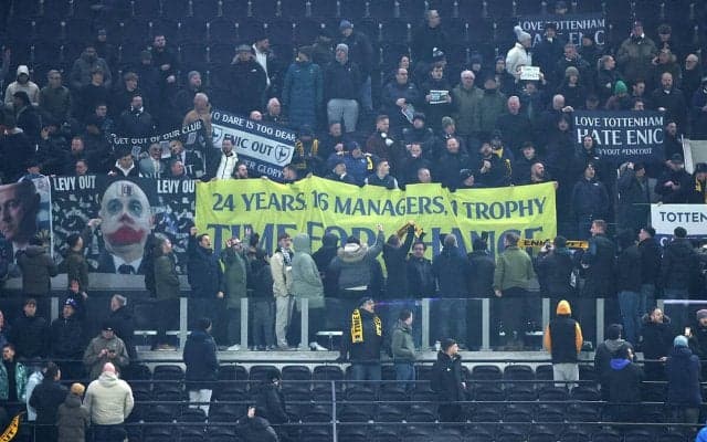 「24 年間、16 人の監督、1 つのトロフィー」低迷するトッテナムではファンの不満がピークに…試合前にはレヴィ会長への抗議活動「変化の時が来た」