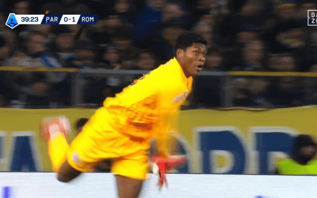 「鬼肩だ！」鈴木彩艶の“40メートル遠投”が仰天級「飛びすぎ！」「肩つよ」スローイングがハーフウェーラインを超えた驚愕の瞬間