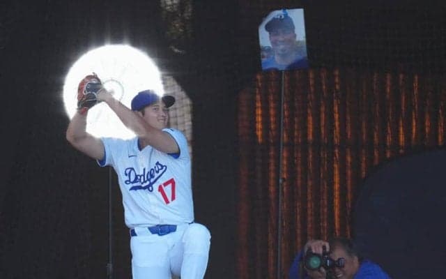 大谷翔平、“トルネード投法”を披露　野茂英雄氏を彷彿…フォトデーでモノマネも