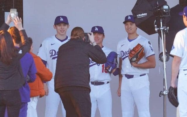 佐々木朗希、上下白のユニホーム初披露　フォトデー参加…大谷＆由伸と3ショット撮影も