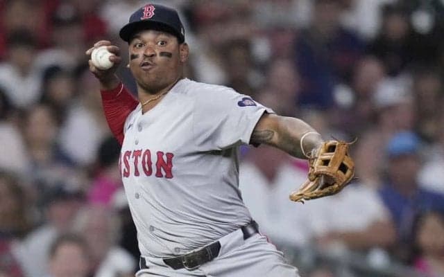 不敵な笑みを浮かべ「NO」　FA加入の三塁手にポジション譲らず“強硬姿勢”で混乱　トレードを求める可能性も