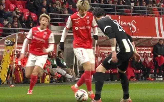 新連係！ 伊東純也、1対1から“ノールックパス”→オーバーラップした関根大輝がクロス炸裂「ヤバい」 “ランス兄弟”ホットライン爆誕