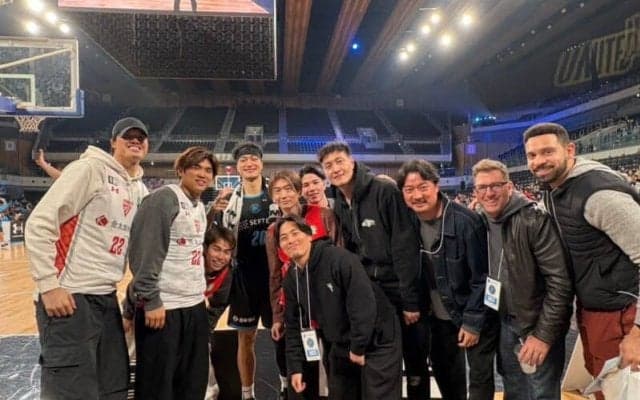 富樫や渡邊ら千葉Jメンバーが現地応援…B3東京Uに移籍したトビンと記念撮影