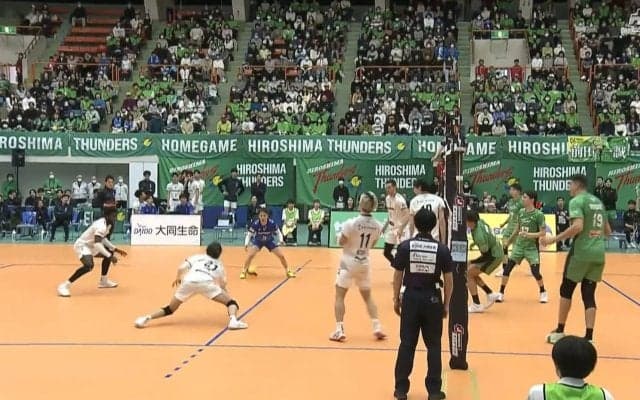 男子バレーで「どよめき→静寂→大歓声」の奇跡的なレシーブ 「どうなったんだ？」チャレンジ画面に一喜一憂