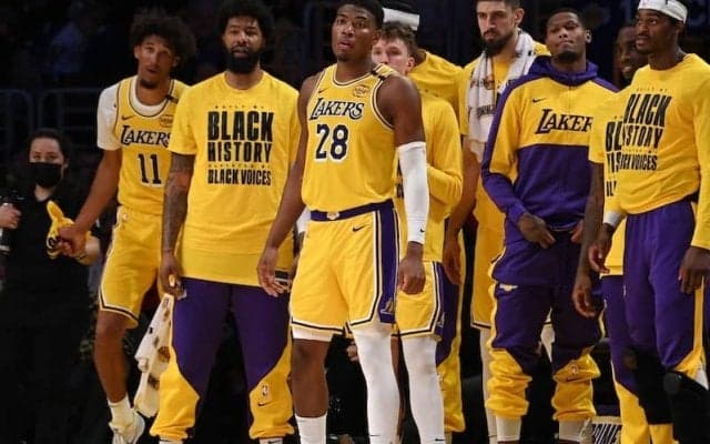 朝青龍がレイカーズホームゲームを観戦…八村塁にエール「頑張ってください」