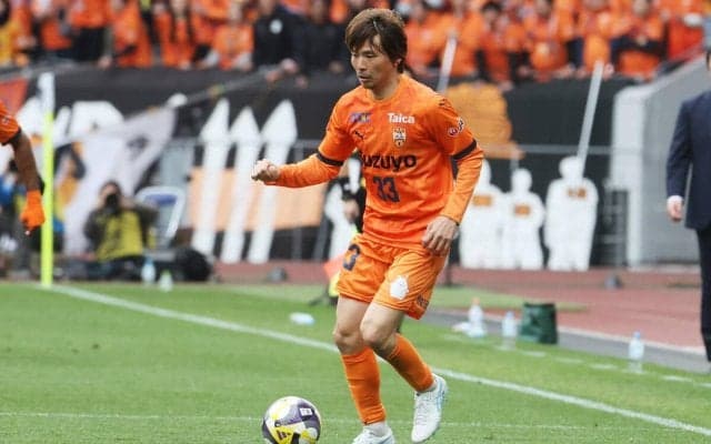 「ホントに美人姉妹」「両手に華」開幕戦勝利の清水、乾貴士が“滋賀県史上１美人姉妹”との3ショット披露「ぜいたくやなー」「にやけてますね」