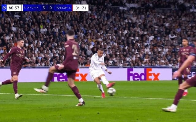 「C・ロナウドかよ！」エンバペ、高速シザースから“逆足カットイン弾”炸裂！「守備やってられん…」ハットトリック達成でマンＣ粉砕の瞬間