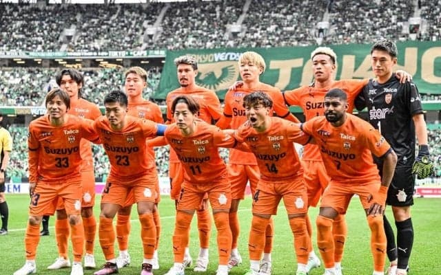 「小花柄かわいいーー」J1清水が発売したクラブ公式「シルク100%のクラブカラー花柄ネクタイ」が大絶賛！ 秋葉忠宏監督も着用で話題のデザインが「めっちゃ可愛い」「営業成績上がりそう」の声