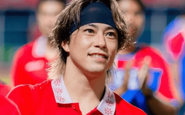 ｢似てますね｣驚きの声『仮面ライダー鎧武/ガイム』佐野岳の双子のイケメン弟・プロサッカー選手の佐野渓、美人妻＆娘との3ショット公開｢家族の為に全力で闘います｣ 

