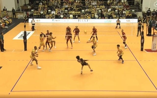 男子バレーで「奇跡の右手」本能的なレシーブ！ リーグNo.1アタッカーの弾丸スパイクに超反応