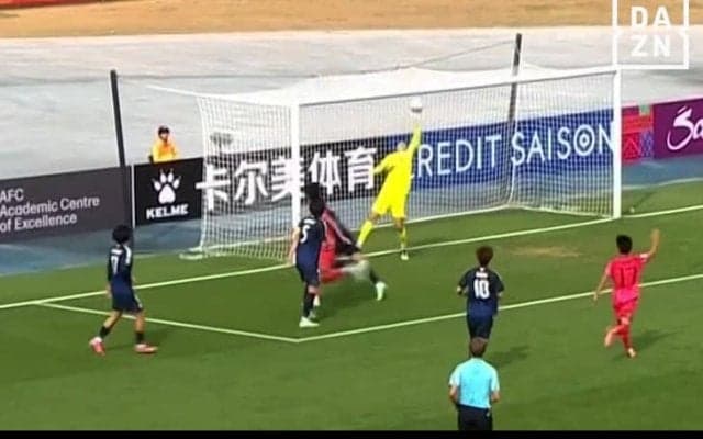 韓国FWが唖然…17歳日本代表GKの“神の左手セーブ”が衝撃的！「すげえぞ！」「やられたと思った…」荒木琉偉が超反応ストップの瞬間【U20アジアカップ】