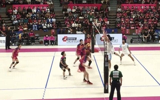 男子バレー、衝撃の“好珍”プレー「顔面レシーブ→寝ながらトス」本人も思わず苦笑