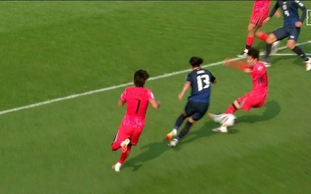 キレッキレ！19歳の怪物ドリブラーが韓国ディフェンスを翻弄「ボールを持つとチャンスになる」“技あり突破”でファウルを誘発した瞬間